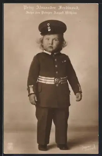AK Prinz Alexander Ferdinand, Sohn des Prinzen August Wilhelm im Kindesalter in Uniforms-Kostüm