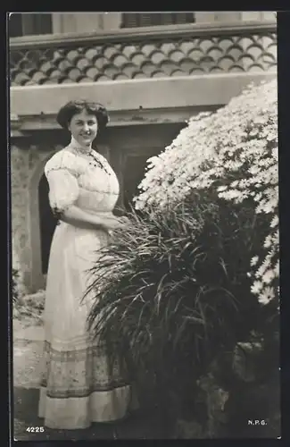 AK Prinzessin August Wilhelm von Preussen in langen weissen Kleid am Margaritenbusch stehend