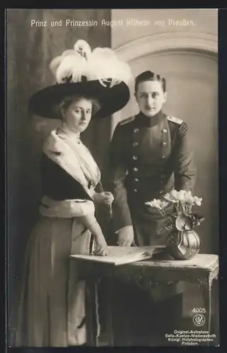 AK Prinz und Prinzessin August Wilhelm von Preussen, Portrait an einem Tischchen