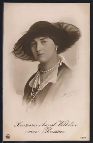 AK Prinzessin August Wilhelm von Preussen mit Tüll-Hut und Perlenketten