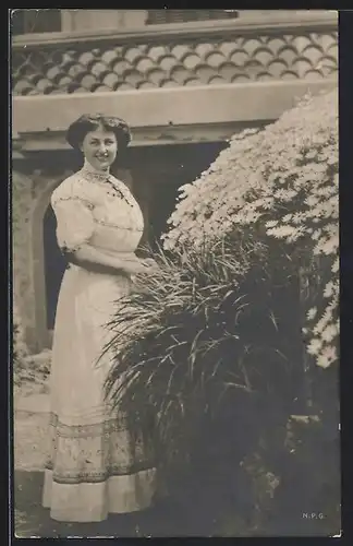 AK Prinzessin August Wilhelm von Preussen im Garten