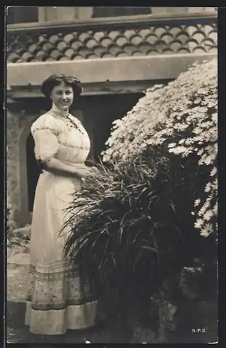 AK Prinzessin August Wilhelm von Preussen in langen weissen Kleid am Margaritenbusch stehend