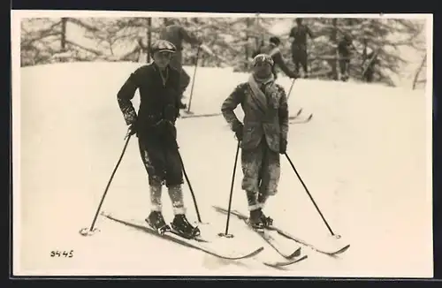 AK Zwei junge Männer auf ihren Skiern