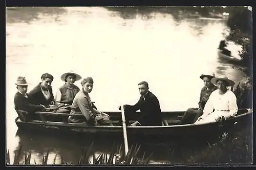 AK Zwei junge Männer mit mehreren Damen bei einer Ruderpartie