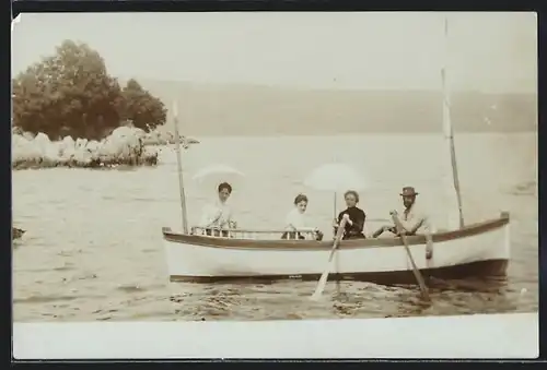 Foto-AK Damen und Herr rudern auf einem See