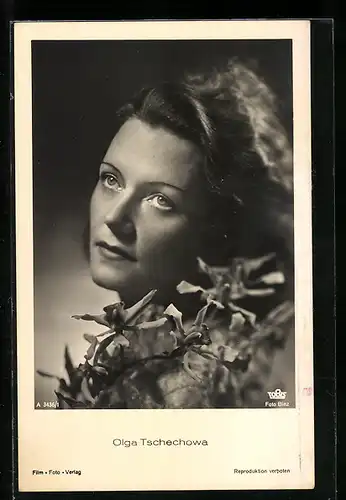 AK Schauspielerin Olga Tschechowa mit Blumen porträtiert