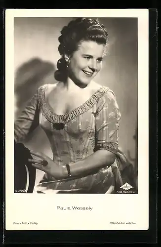 AK Schauspielerin Paula Wessely lächelnd an Stuhl posierend