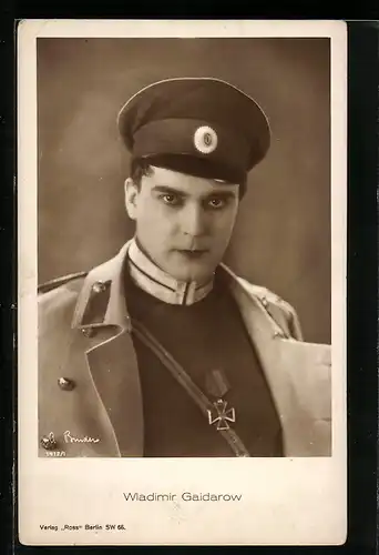 AK Schauspieler Wladimir Gaidarow in Militär-Uniform posierend