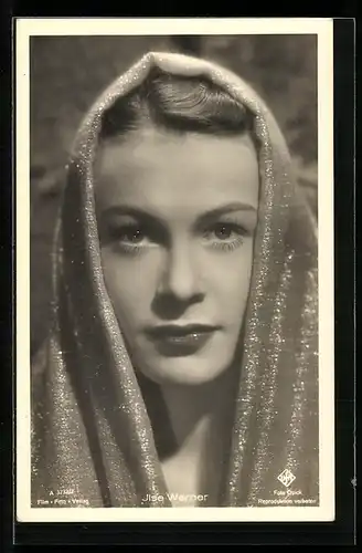 AK Schauspielerin Ilse Werner mit glänzendem Kopftuch