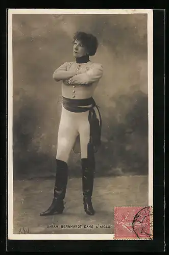 AK Schauspielerin Sarah Bernhardt in Uniform porträtiert