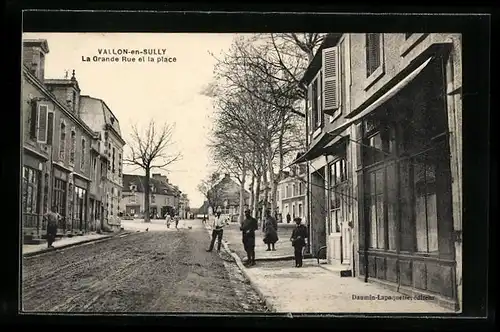 AK Vallon-en-Sully, La Grande Rue et la place