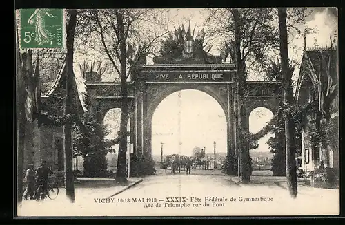 AK Vichy, Fete Fèdèrale de Gymnastique Arc de Triomphe rue du Pont