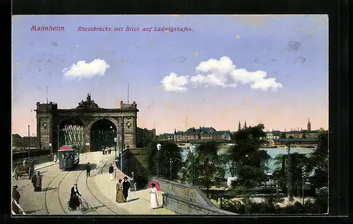 AK Mannheim, Strassenbahn auf der Rheinbrücke, Blick auf Ludwigshafen