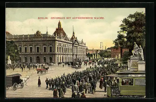 AK Berlin, Zeughaus mit aufziehender Wache, Strassenbahn