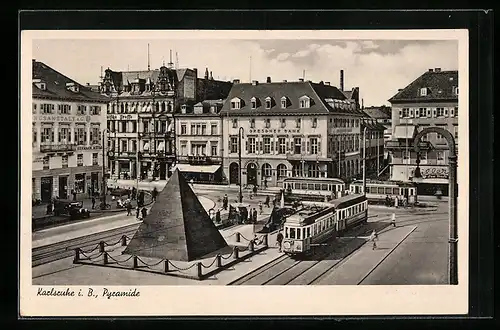 AK Karlsruhe i. B., Strassenbahnen an der Pyramide