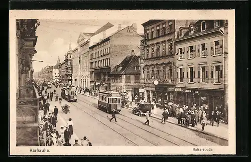 AK Karlsruhe, Kaiserstrasse mit Passanten und Strassenbahnen