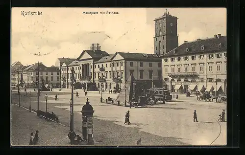 AK Karlsruhe, Marktplatz mit Rathaus und Strassenbahn