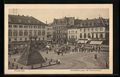 AK Karlsruhe, Marktplatz gegen die Kaiserstrasse mit Strassenbahnen