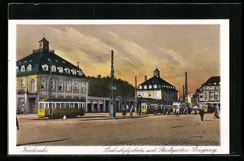 AK Karlsruhe, Strassenbahnen an dem Bahnhofsplatz mit Stadtgarten-Eingang