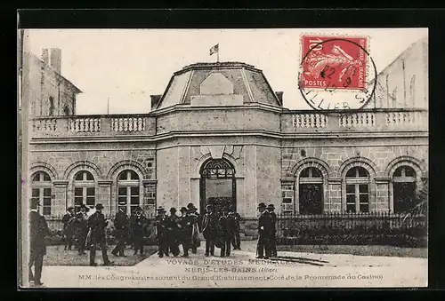 AK Nèris-les-Bains, M. M. les Congressistes sortant du Grand Etablissement-Cote de la Promenade du Casino