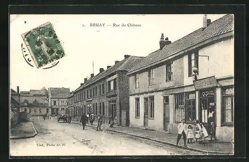 AK Bruay, Rue de Chateau, Strassenpartie mit Geschäften