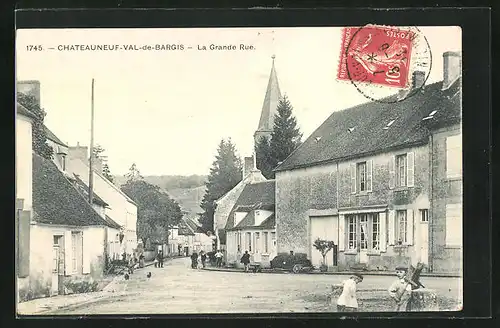AK Chateauneuf-Val-de-Bargis, La Grande Rue, Strasse mit Blick zum Kirchturm