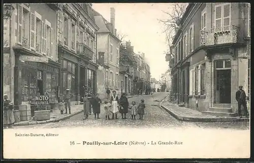 AK Pouilly-sur-Loire, La Grande Rue, Kinder vor Geschäften