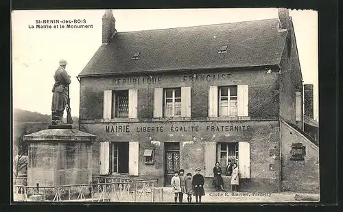 AK Saint-Benin-des-Bois, la Mairie et le Monument