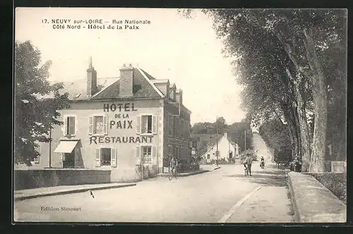 AK Neuvy-sur-Loire, Rue Nationale, Cote Nord, Hotel de la Paix