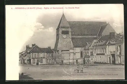 AK Ressons-sur-Matz, Eglise et Gendarmerie - La Grande Place