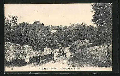 AK Crépy-en-Valois, Montagne Ste-Agathe, Mädchen auf ansteigender Strasse