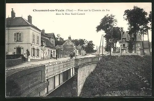 AK Chaumont-en-Vexin, Pont sur le Chemin de Fer dans la Rue Sadi-Carnot