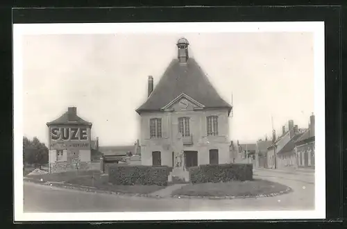 AK Gournay-sur-Aronde, La Mairie et le Monument aux Morts