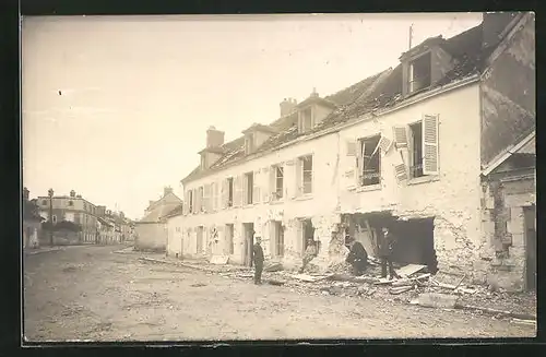 Foto-AK Compiègne, Strassenpartie mit zerstörtem Haus