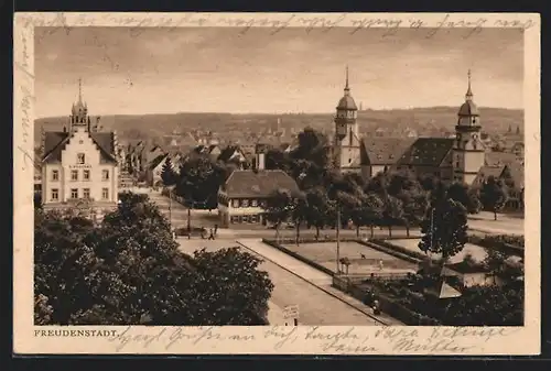 AK Freudenstadt, Ortsansicht mit Postamt und Kirchtürmen aus der Vogelschau