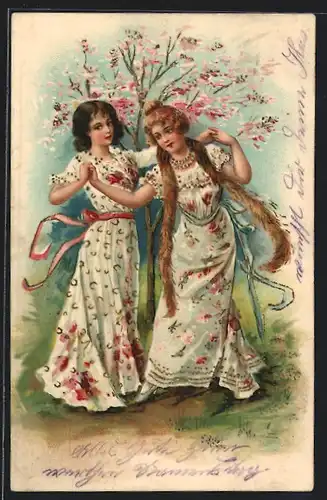 Künstler-AK Zwei hübsche junge Mädchen in Kleidern stehen vor einem Kirschbaum, Jugendstil