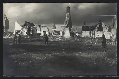 AK Condé-sur-Aisne, Soldaten vor den Trümmern der Ortschaft