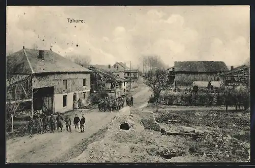 AK Tahure, Ortspartie mit Soldaten und Ruinen