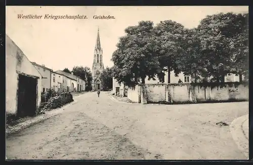 AK Gelshofen, Westlicher Kriegsschauplatz, Strassenpartie mit Sicht auf die Kirche