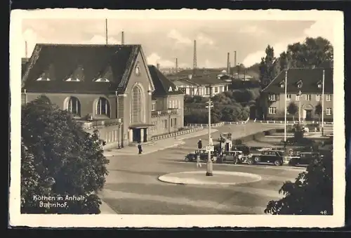 AK Köthen /Anhalt, Bahnhof mit Vorplatz aus der Vogelschau