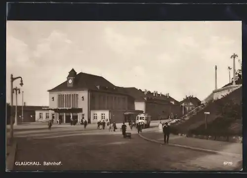 AK Glauchau, Bahnhof mit Strassenbahn und Leuten