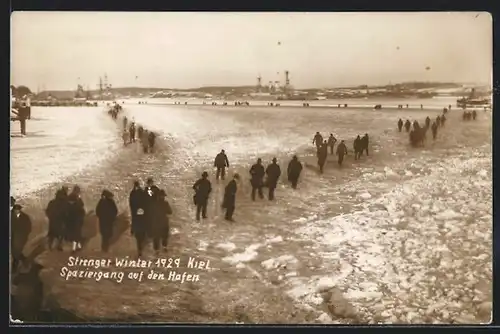 Foto-AK Kiel, Strenger Winter 1929, Spaziergang zum Hafen