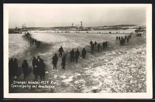 AK Kiel, Spaziergang am Hafen bei strengem Winter 1929