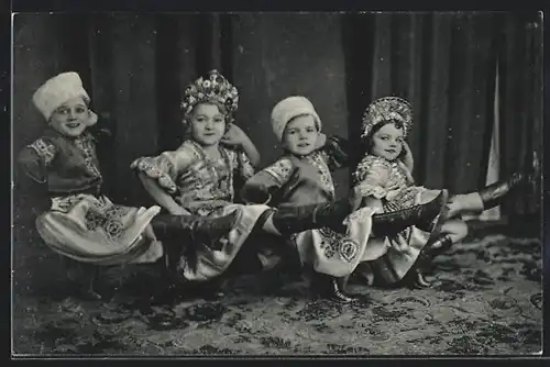 AK Berlin, Schaefer`s Märchenstadt Liliput, Tanzende Liliputaner