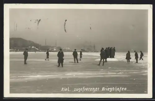 Foto-AK Kiel, Menschen auf dem zugefrorenen Kriegshafen