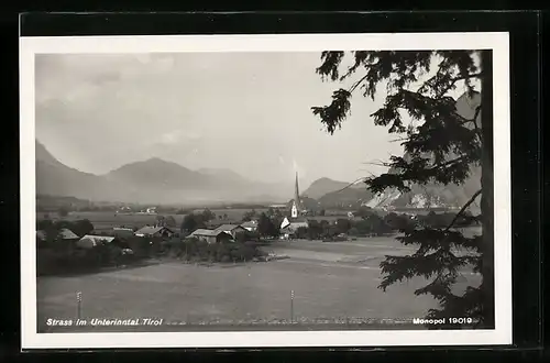 Foto-AK Strass im Unterinntal, Generalansicht mit der Kirche