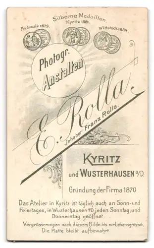 Fotografie E. Rolla, Kyritz, Portrait einer Dame im plissierten Kleid