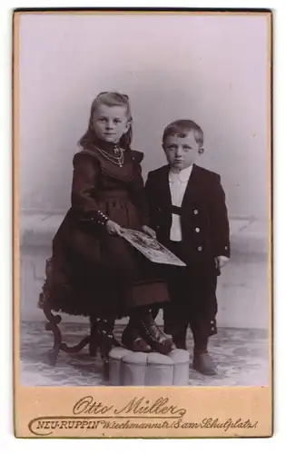 Fotografie Otto Müller, Neuruppin, Wiechmannstr. 8, Geschwisterchen mit Bild in der Hand