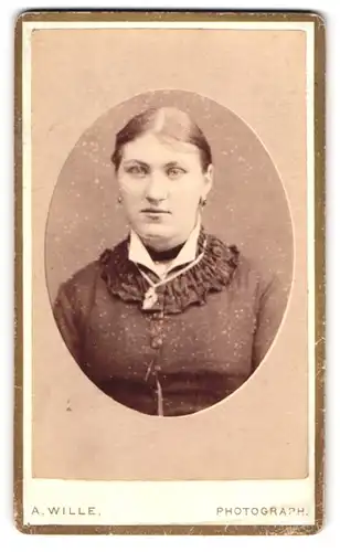 Fotografie A. Wille, Hannover, Junge Dame im Kleid mit Kette