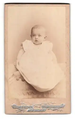 Fotografie Fr. Haack, Jena, Neugeborenes im Kleidchen